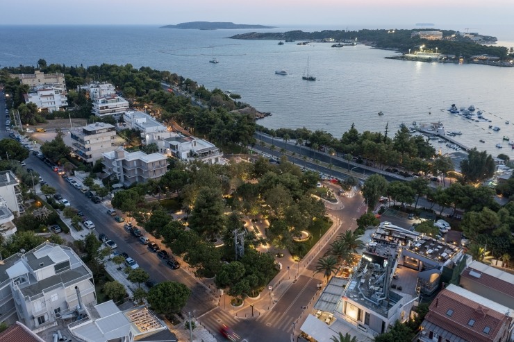 Vouliagmeni, Plateia